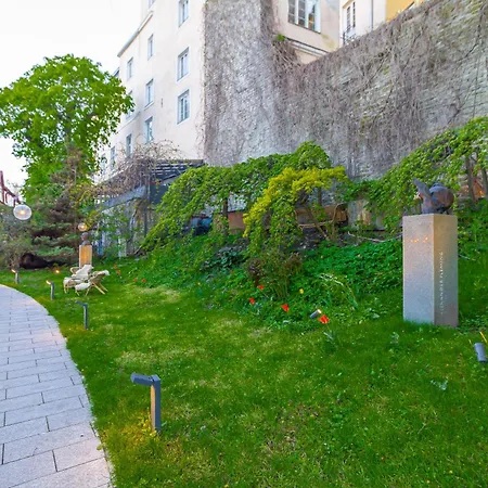 In A Real Medieval Tower, Lower Floors דירה *